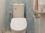 トイレリフォームミッキー柄のアクセントが魅力のレストルーム